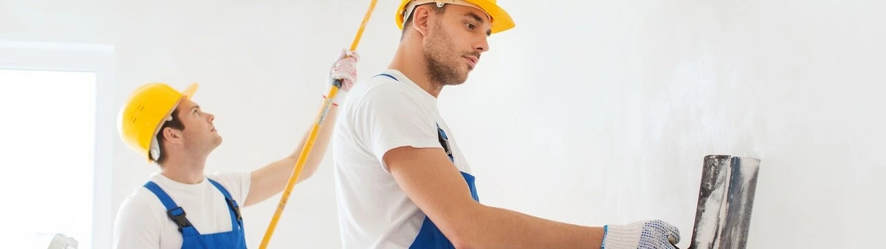 Realizátori natierajúci podkladný náter a nahadzujúci omietku