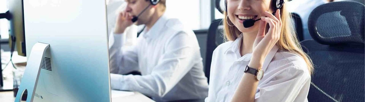 Podpora zákazníkov a prijímanie reklamácií žena pri počítači