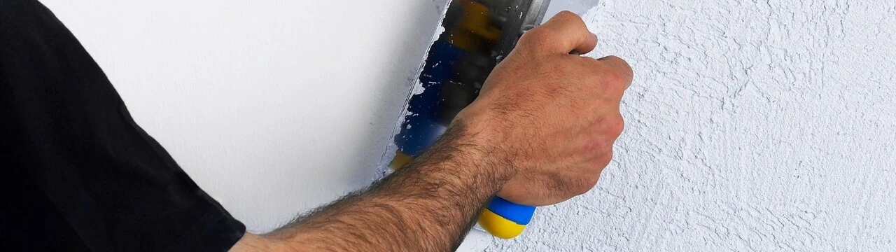 ruka s čiernym rukávom so stierkou