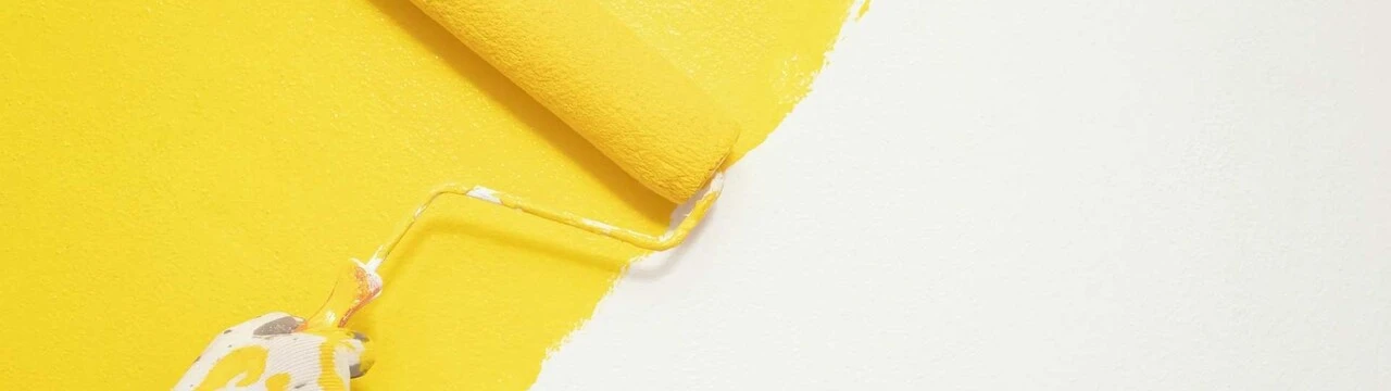 Natieranie bielej steny žltou farbou valčekom