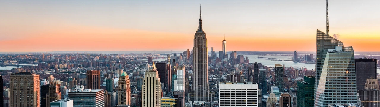 Panoráma New Yorku počas západu slnka