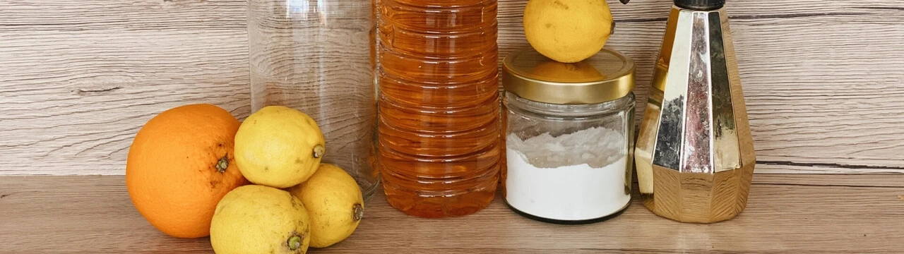 Citróny, pomaranč, sóda bikarbóna a nádoby na tvorbu prírodných čistiacich prostriedkov.