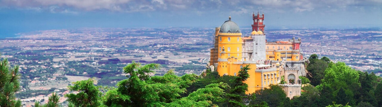 sintra.jpg Národný palác Pena a výhľad na mesto Sintra