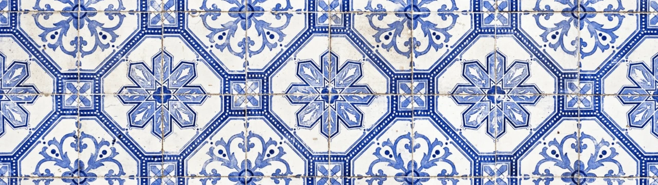 Modré vzorované kachličky azulejos.