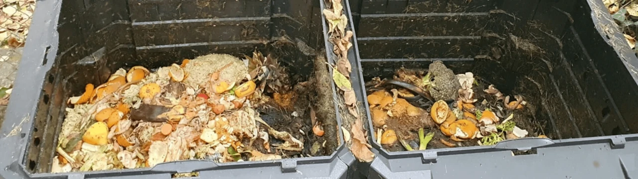 Kompost v záhradných nádobách.