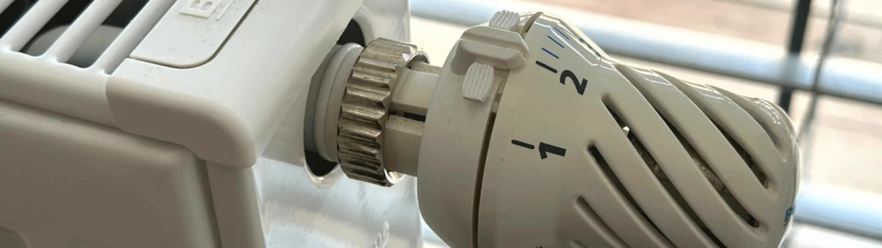 Termostatická hlavica na radiátore.