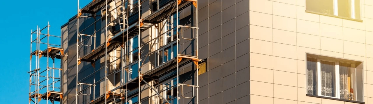 Lešenie na bytovke pri rekonštrukcii balkónov.