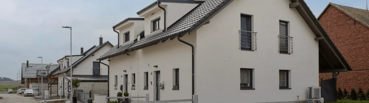 Biela fasáda: nadčasová krása, ktorá vynikne na každom dome 