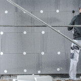 Vkladanie kotiev medzi jednotlivé panely zateplenia.