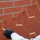 Odstránením šablóny sa v omietke vytvorí imitácia tehly