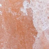 Povrch omietky poškodenej soľou