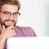 Muž sediaci pri počítači, ktorý vytvára objednávku