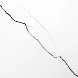 trhlina na bielej fasáde