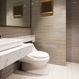 Kúpeľňa Kúpeľňa s béžovým obkladom