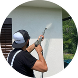 Čistenie fasády vodnou tryskou a produktom Weber čistič fasády