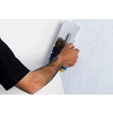 Ako opraviť poškodenú fasádu Nahadzovanie novej omietky hladidlom oprava poškodenej fasády