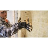 muž v šiltovke s rukavicami, ktorý zatepluje