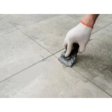 Škárovanie dlaždíc špachtľou Škárovanie dlaždíc špachtľou