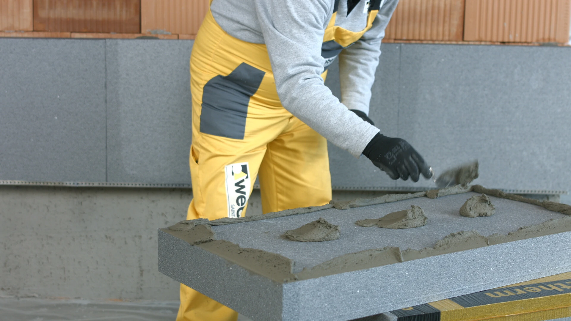 Lepenie izolačnej dosky s lepidlom na fasády