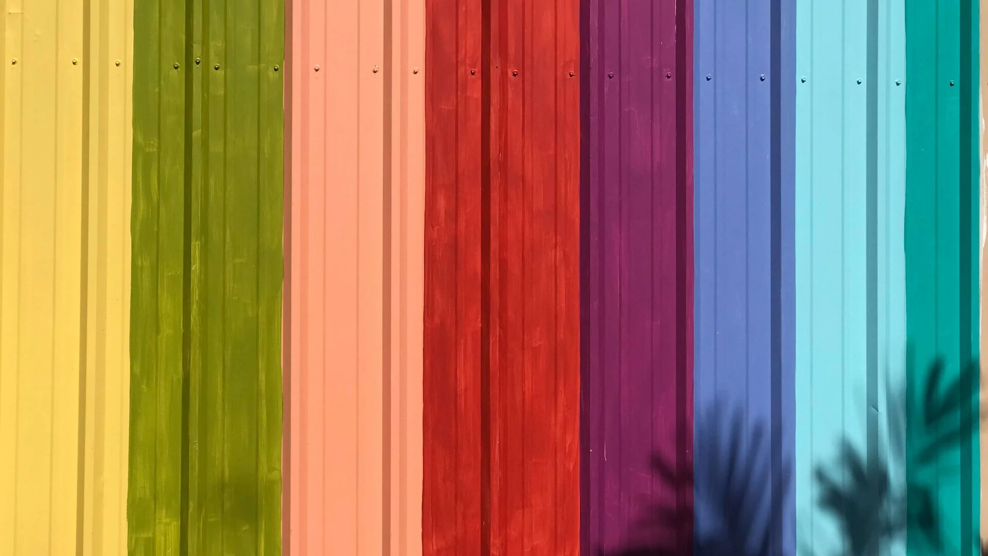 Farebná plechová stena s rôznymi odtieňmi