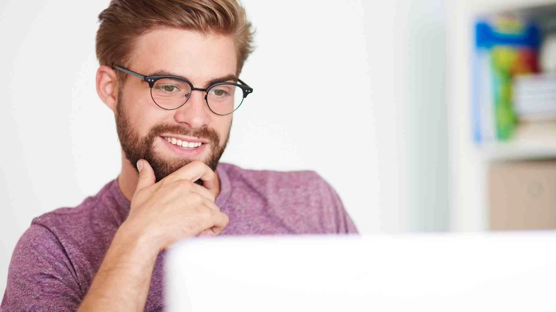 Muž sediaci pri počítači, ktorý vytvára objednávku