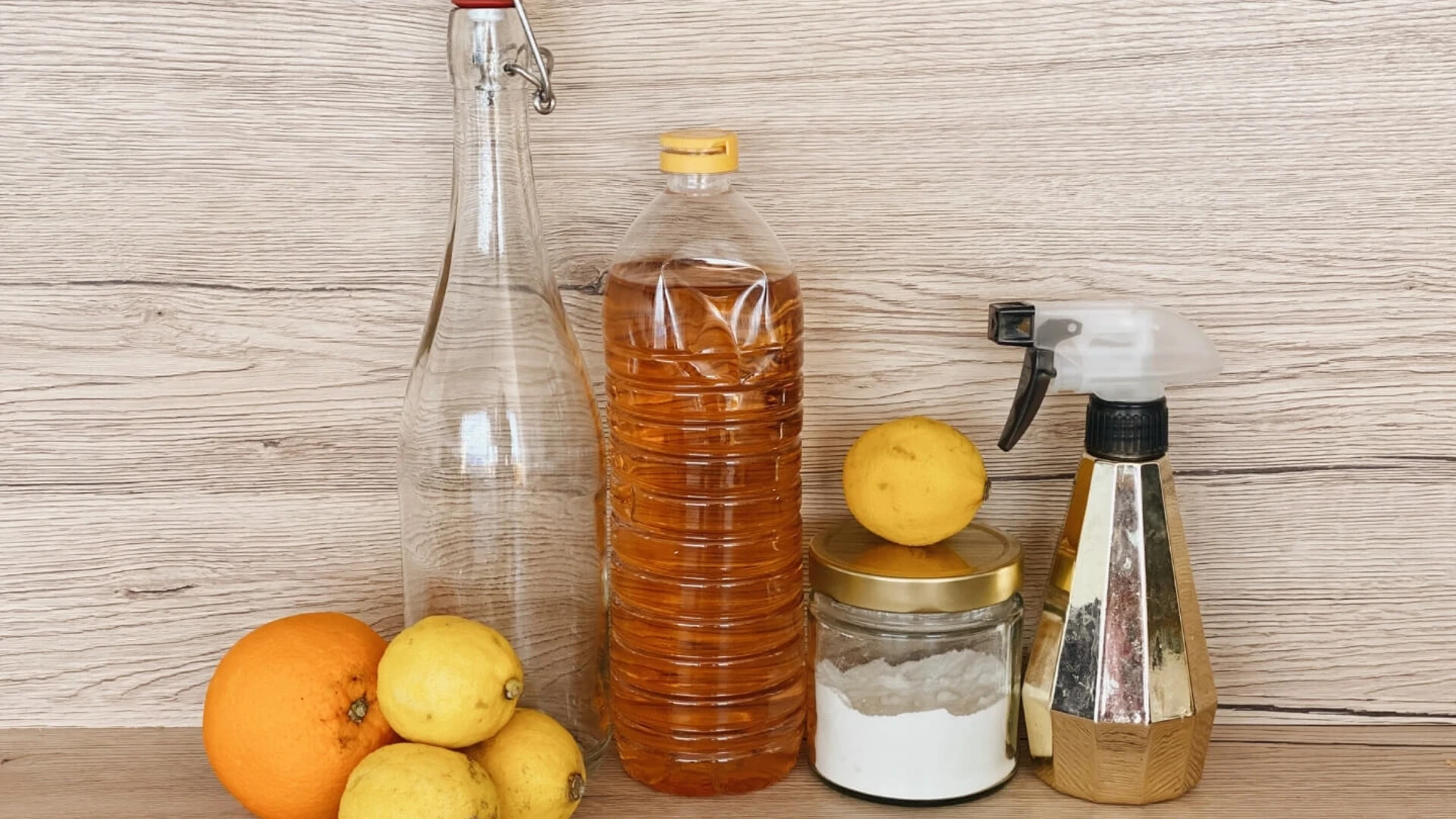 Citróny, pomaranč, sóda bikarbóna a nádoby na tvorbu prírodných čistiacich prostriedkov.