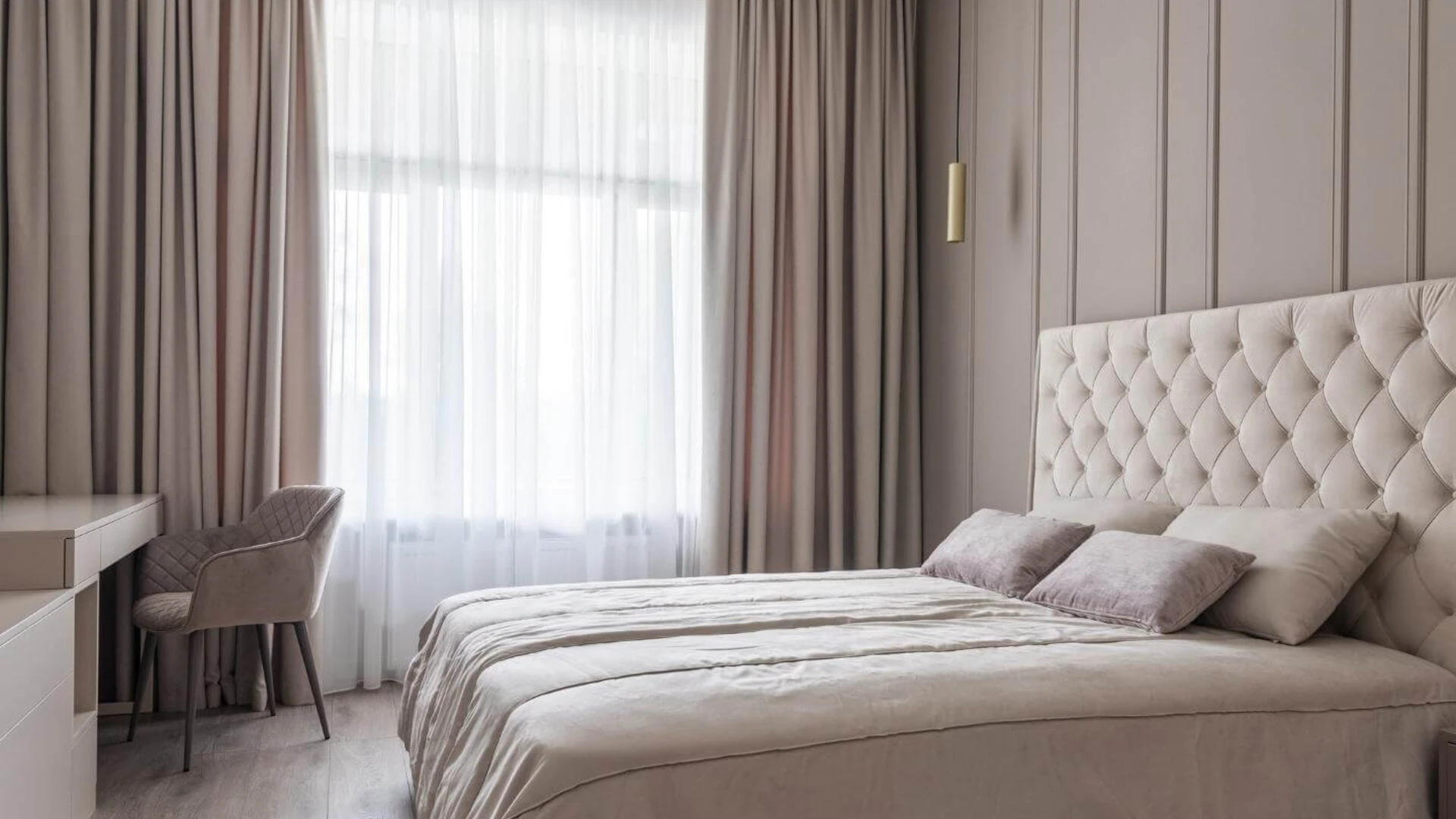 Béžové závesy a priesvitná záclona v spálni