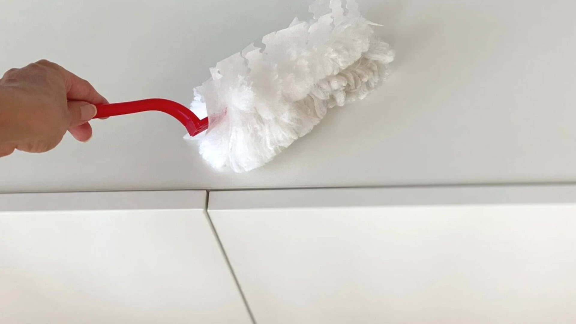 Utieranie prachu na skrinkách prachovkou