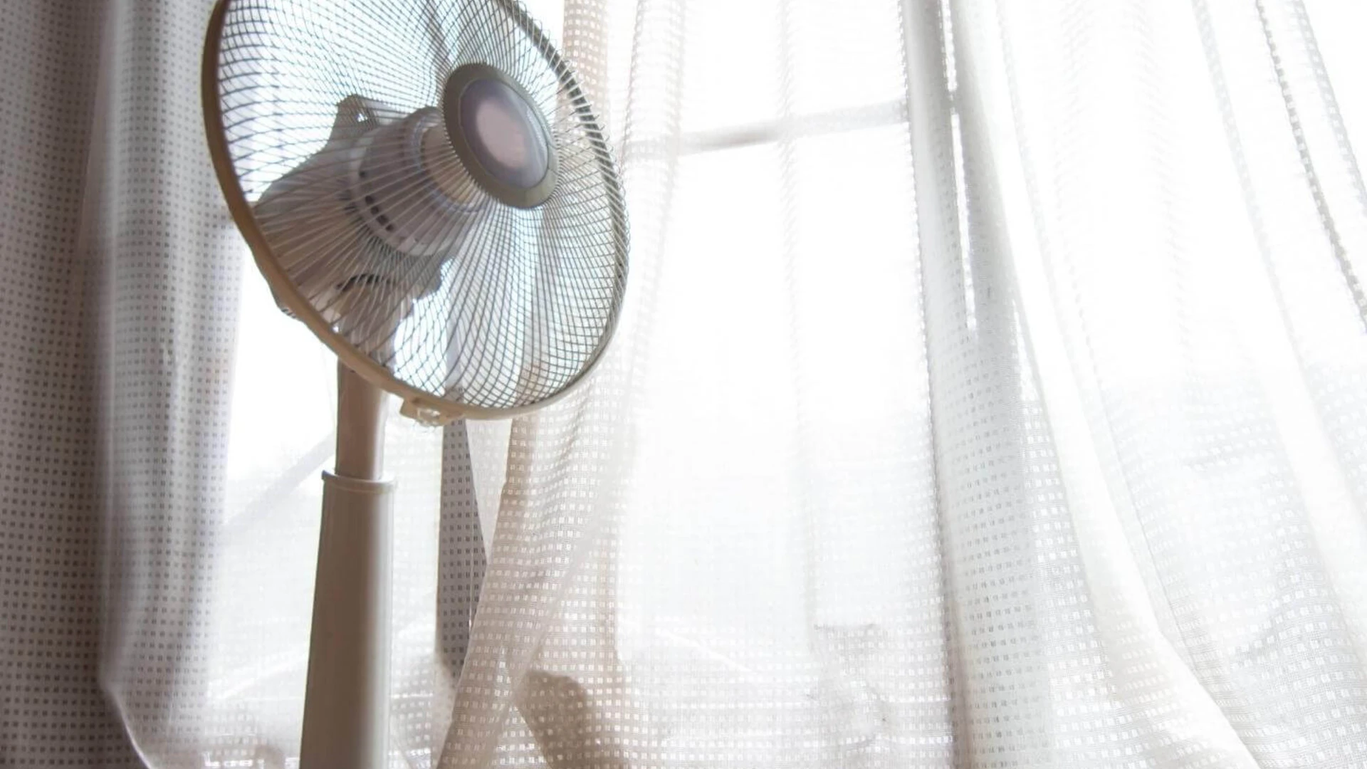 Ventilátor položený pri okne