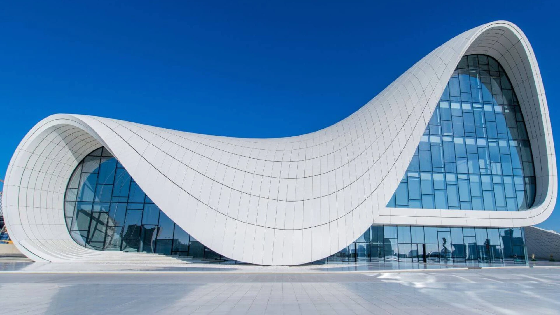 Budova Heydar Aliyev Center v Baku.