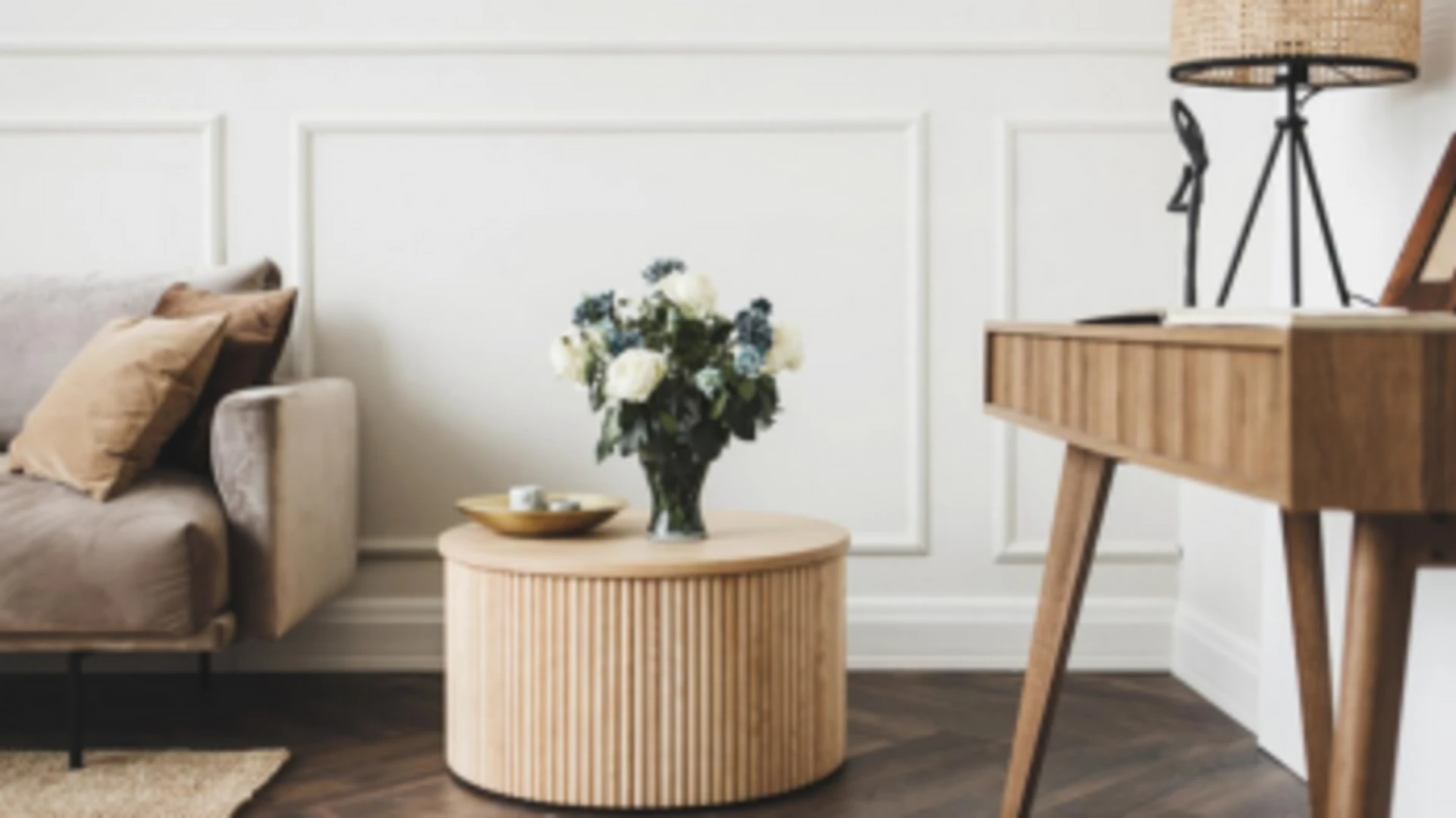 Homestaging obývačky pomocou dizajnových doplnkov a kytice ruží.