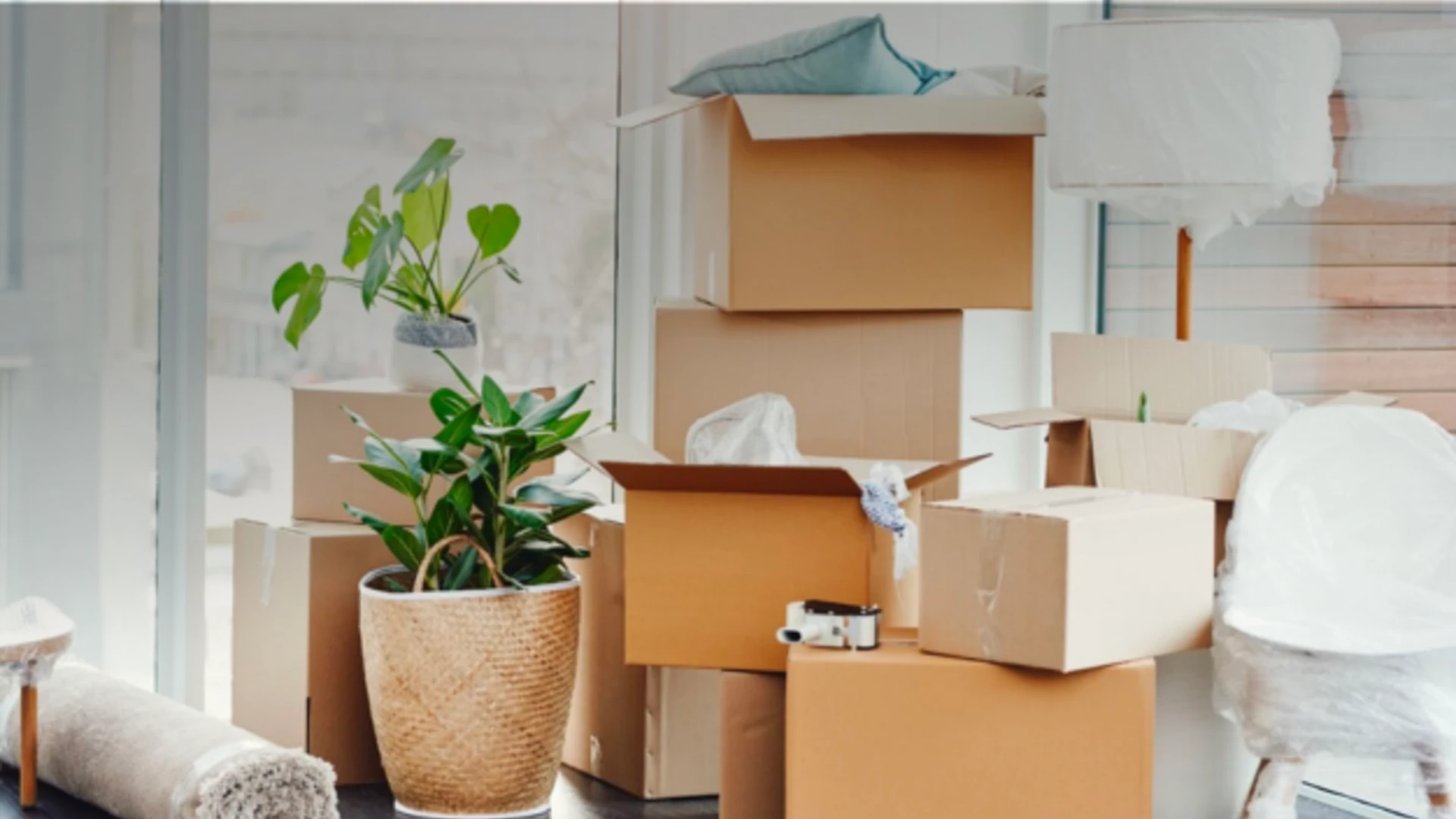 Krabice a nábytok pripravené na sťahovanie