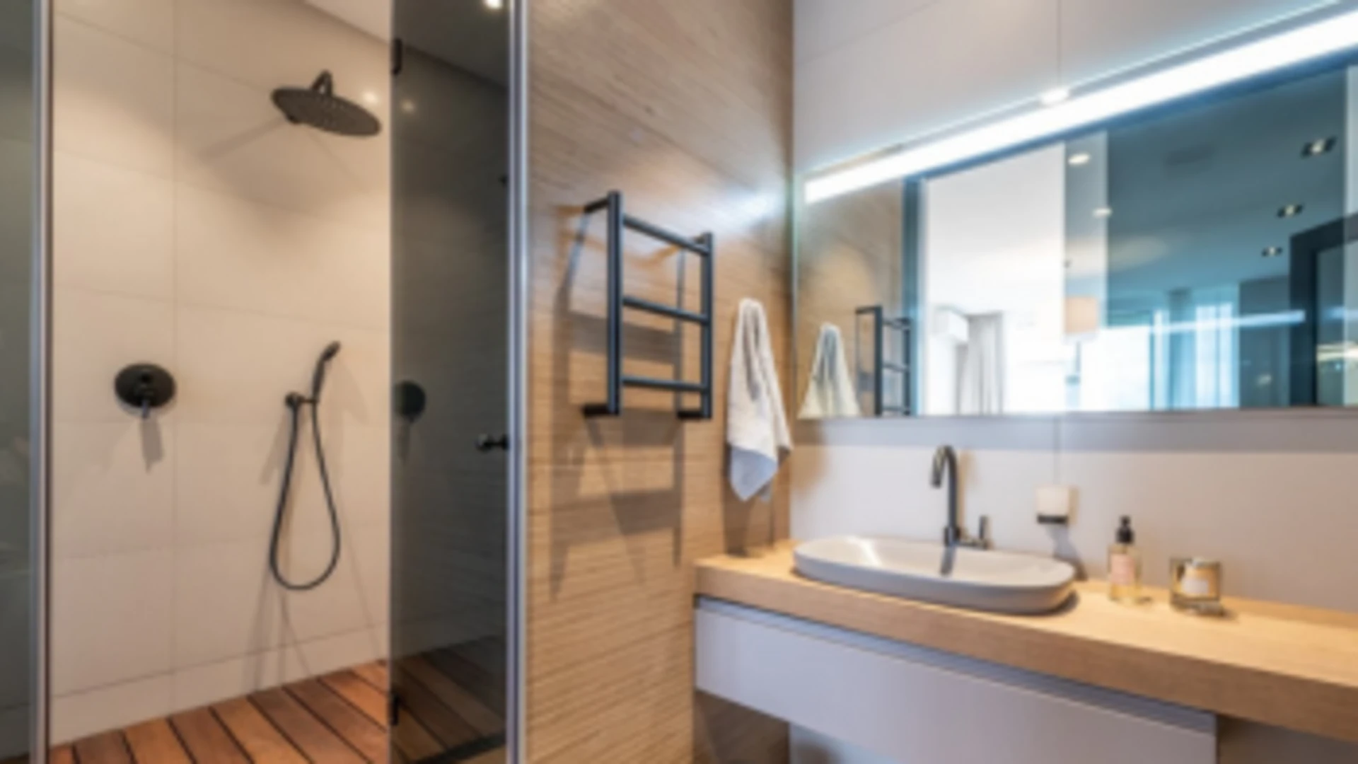 Moderná kúpeľňa s dreveným dekorom a čiernymi doplnkami.