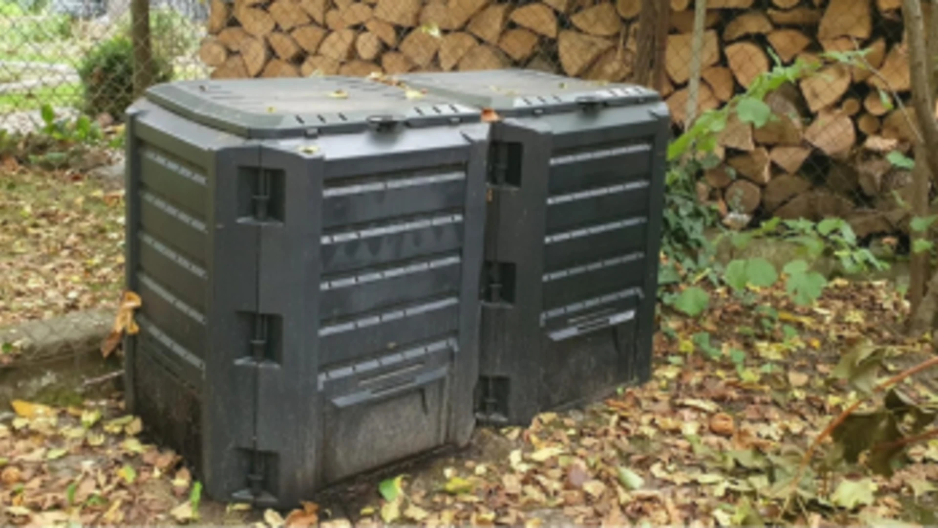 Veľké záhradné nádoby na kompost.