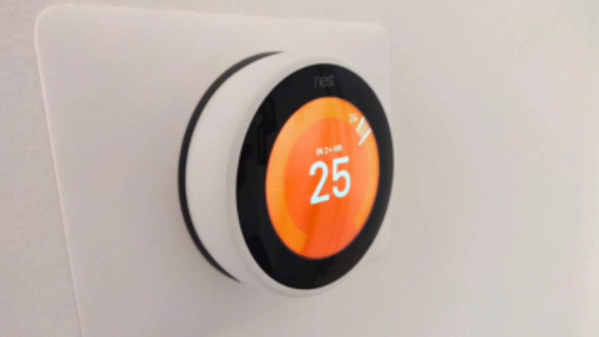 Digitálny termostat Google Nest ukazujúci 25 ºC.