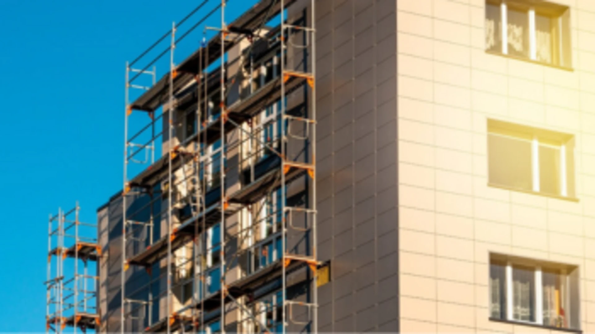 Lešenie na bytovke pri rekonštrukcii balkónov.