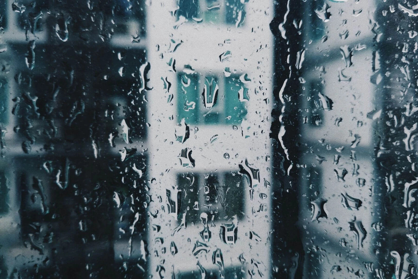 Veľké kvapky na skle