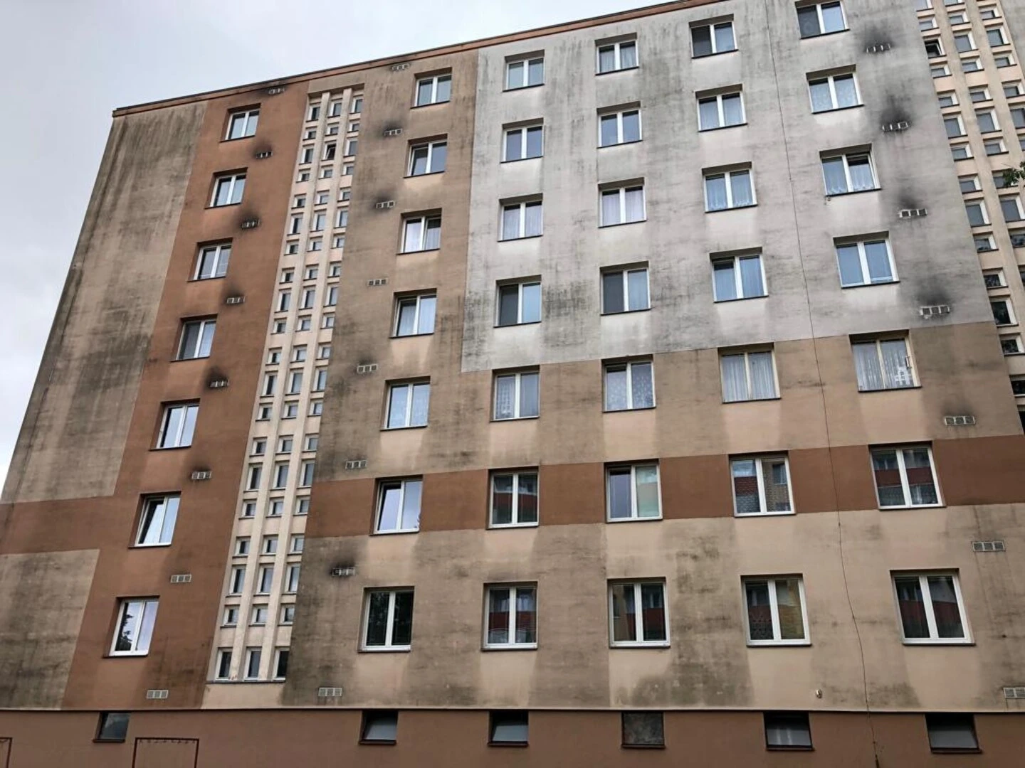 Odstránenie plesní z fasády bytového domu v Žďáru nad Sázavou