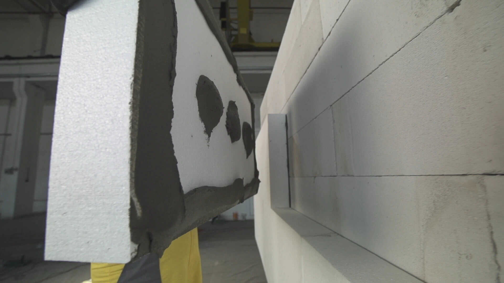 Lepenie izolácie bieleho polystyrénu