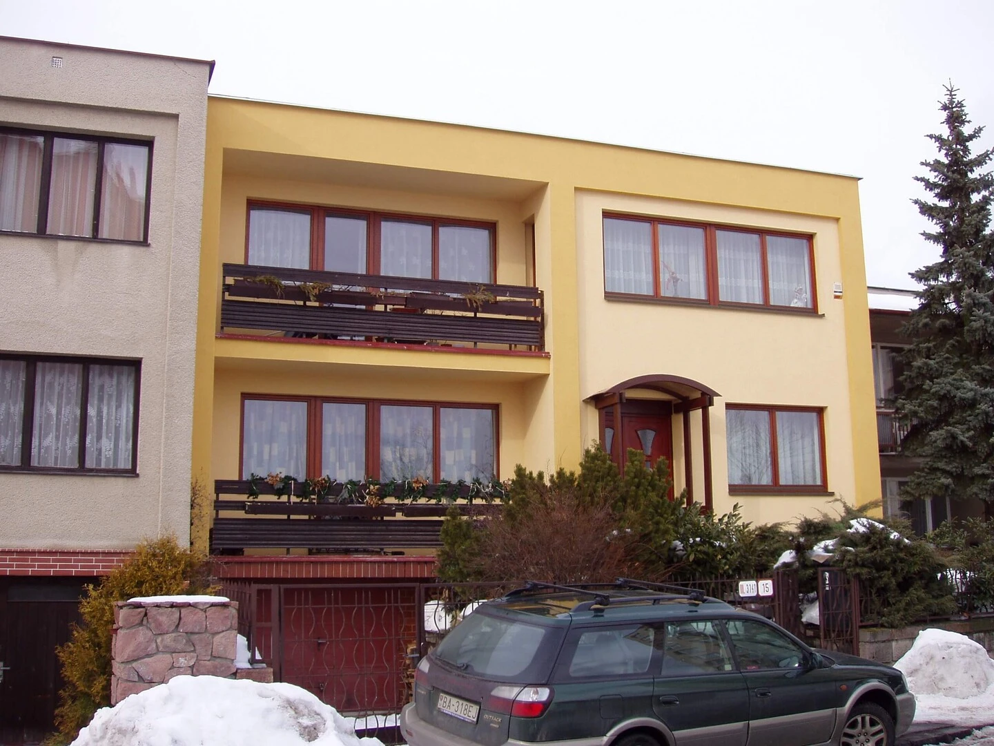 Nová žltá fasáda staršieho domu.