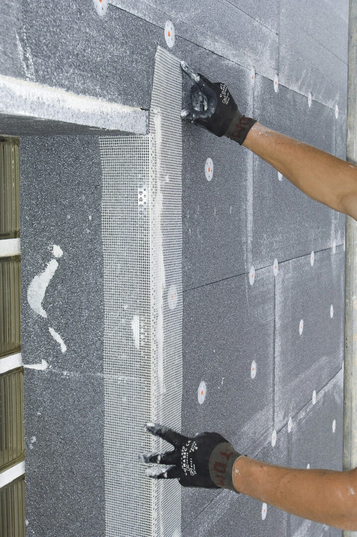 Kotvy vložené v šedom polystyréne a aplikácia sklovláknitej mriežky.