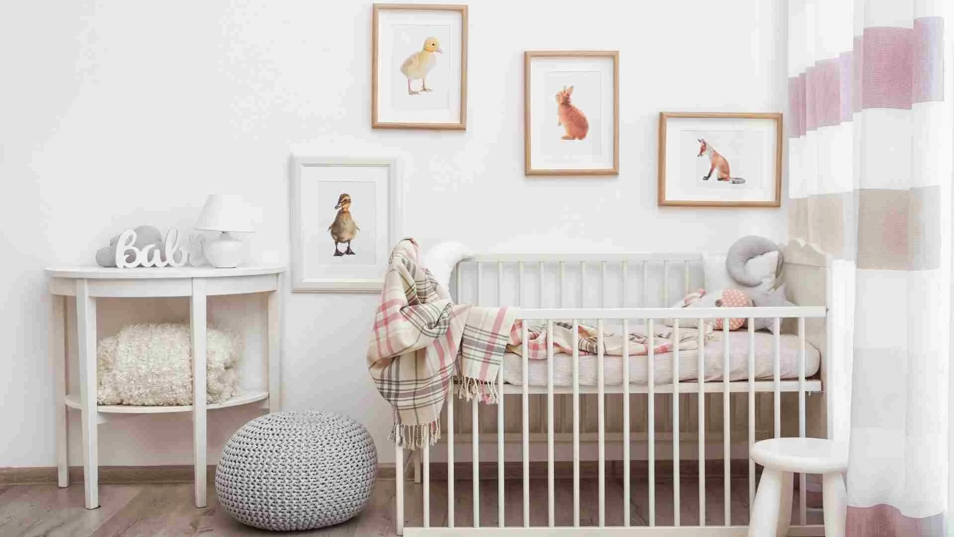 Detská izba so svetlými stenami v škandinávskom štýle