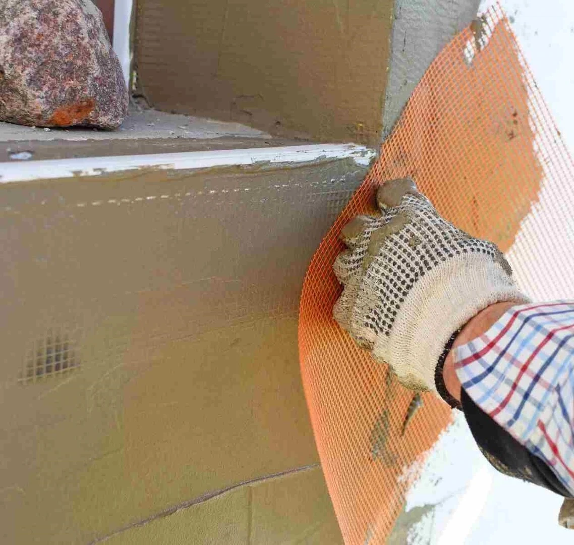 Vystuženie okna diagonálnymi pásmi oranžovej mriežky