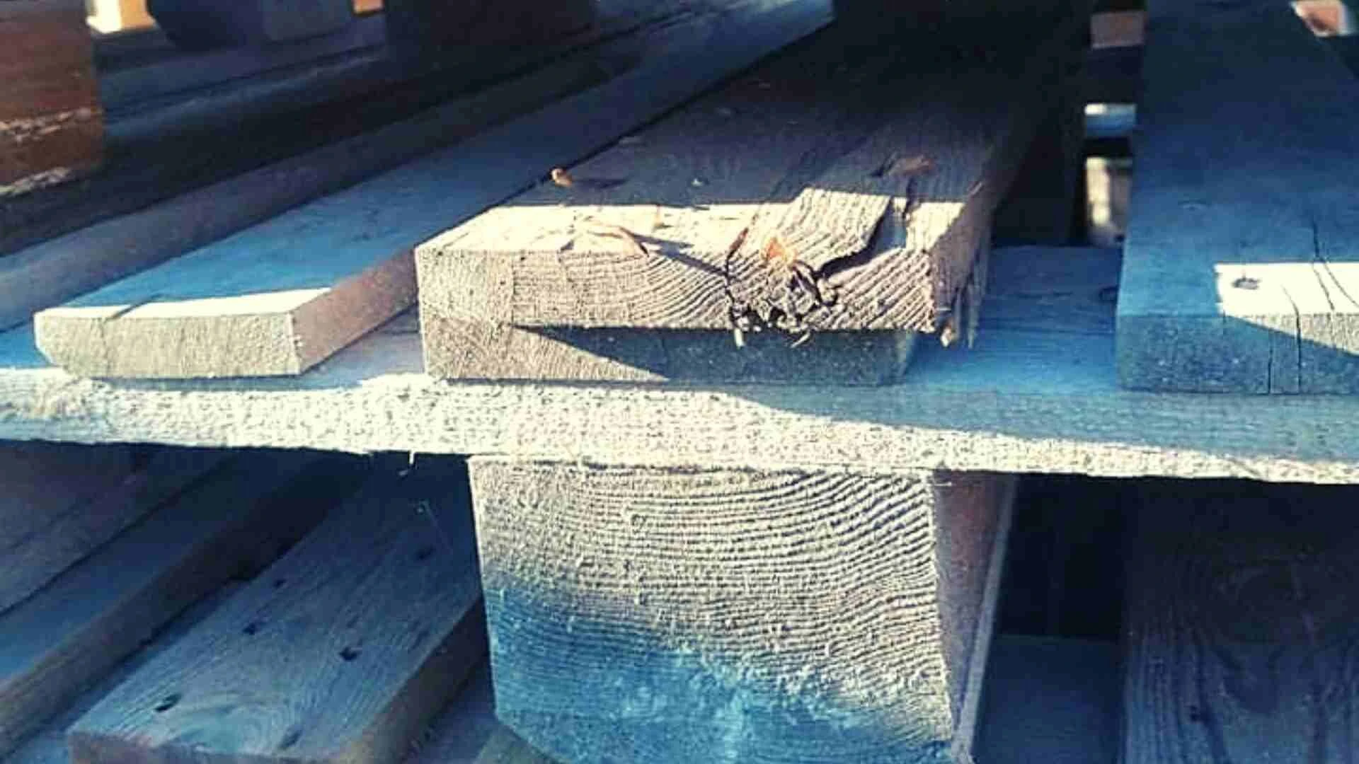 Zle upevnená doska a vyčnievajúci klinec na palete