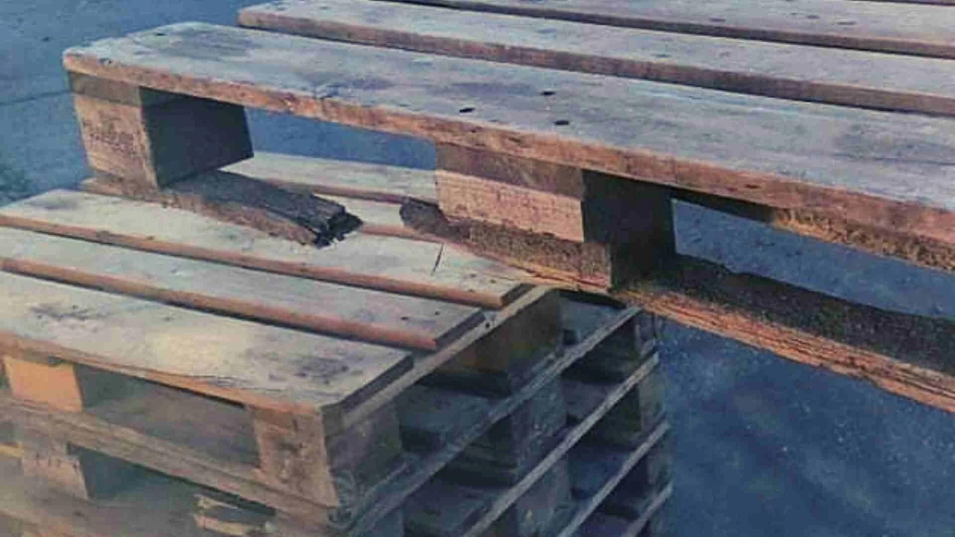 Zlomená doska na palete