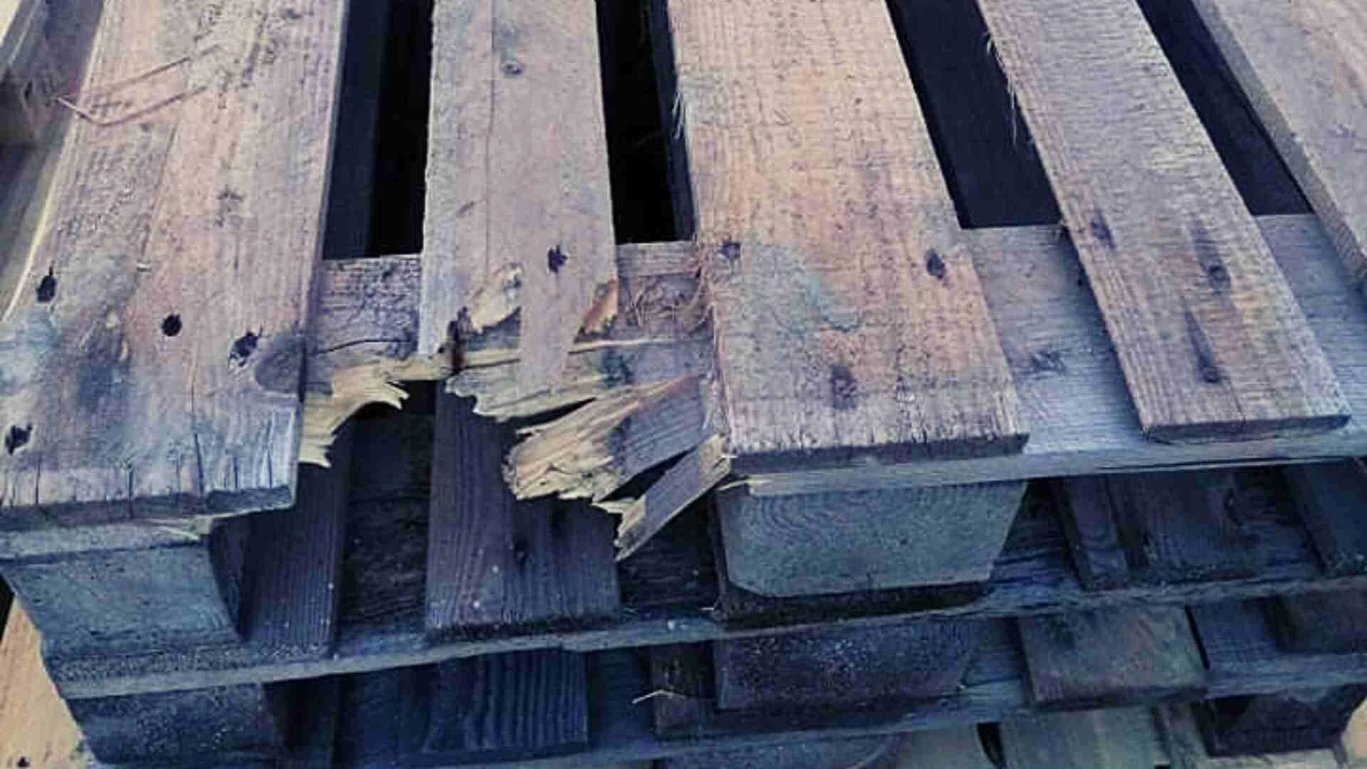 Neúplná a zničená doska na palete