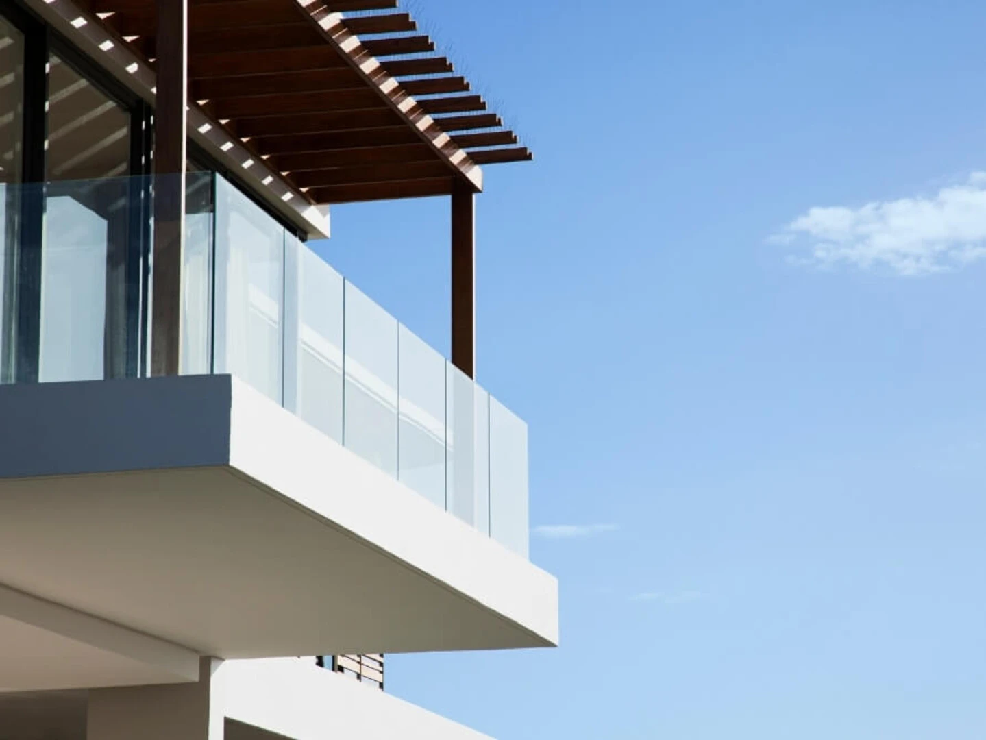 Balkón v modernej budove