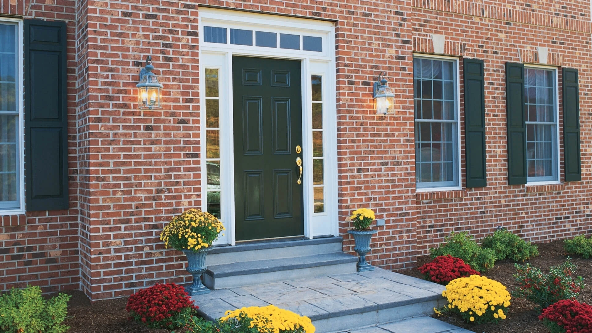 Priestranný hlavný vchod domu