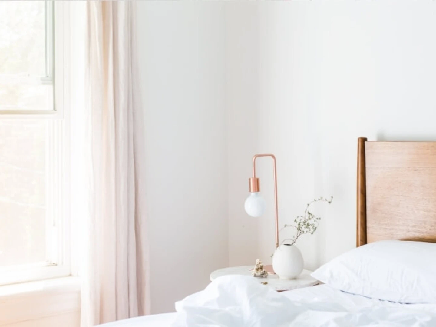 Minimalistická biela spálňa