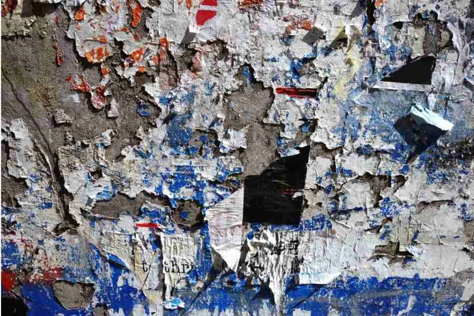 Staré plagáty na stene